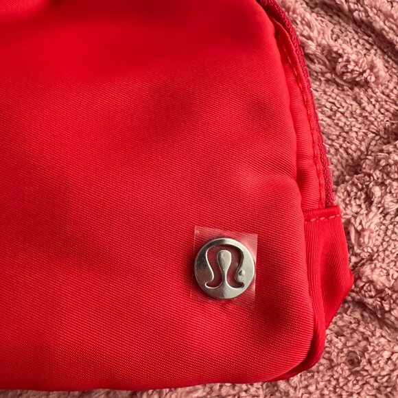 lululemon athletica Red everywhere belt bag brand new - Picture 2 of 8